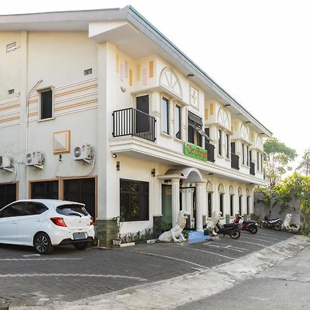 RedDoorz Plus @ Jalan Pumorow Manado Bagian luar foto