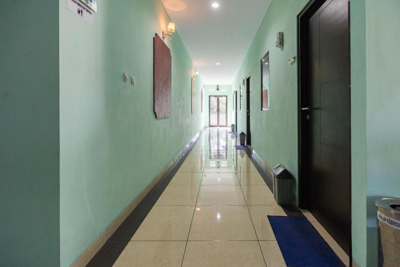 RedDoorz Plus @ Jalan Pumorow Manado Bagian luar foto