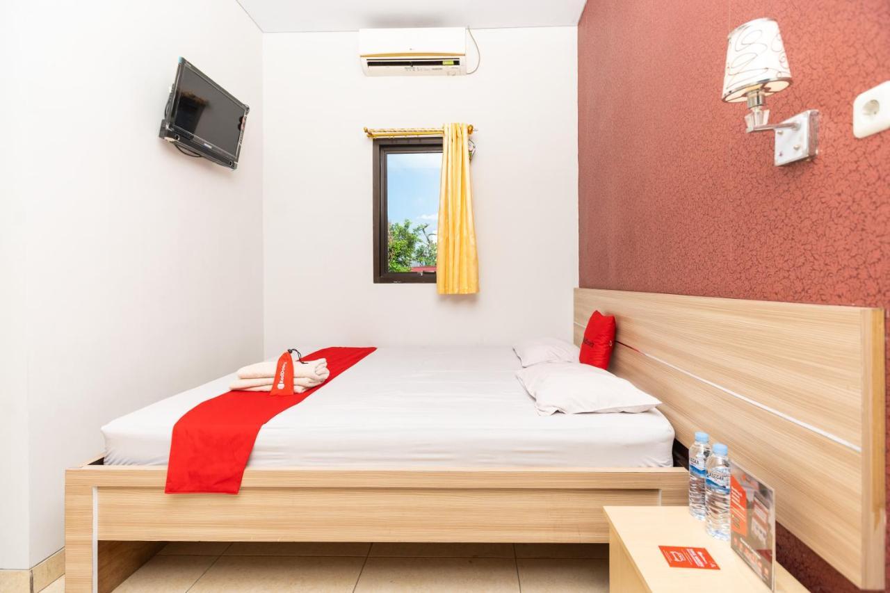 RedDoorz Plus @ Jalan Pumorow Manado Bagian luar foto