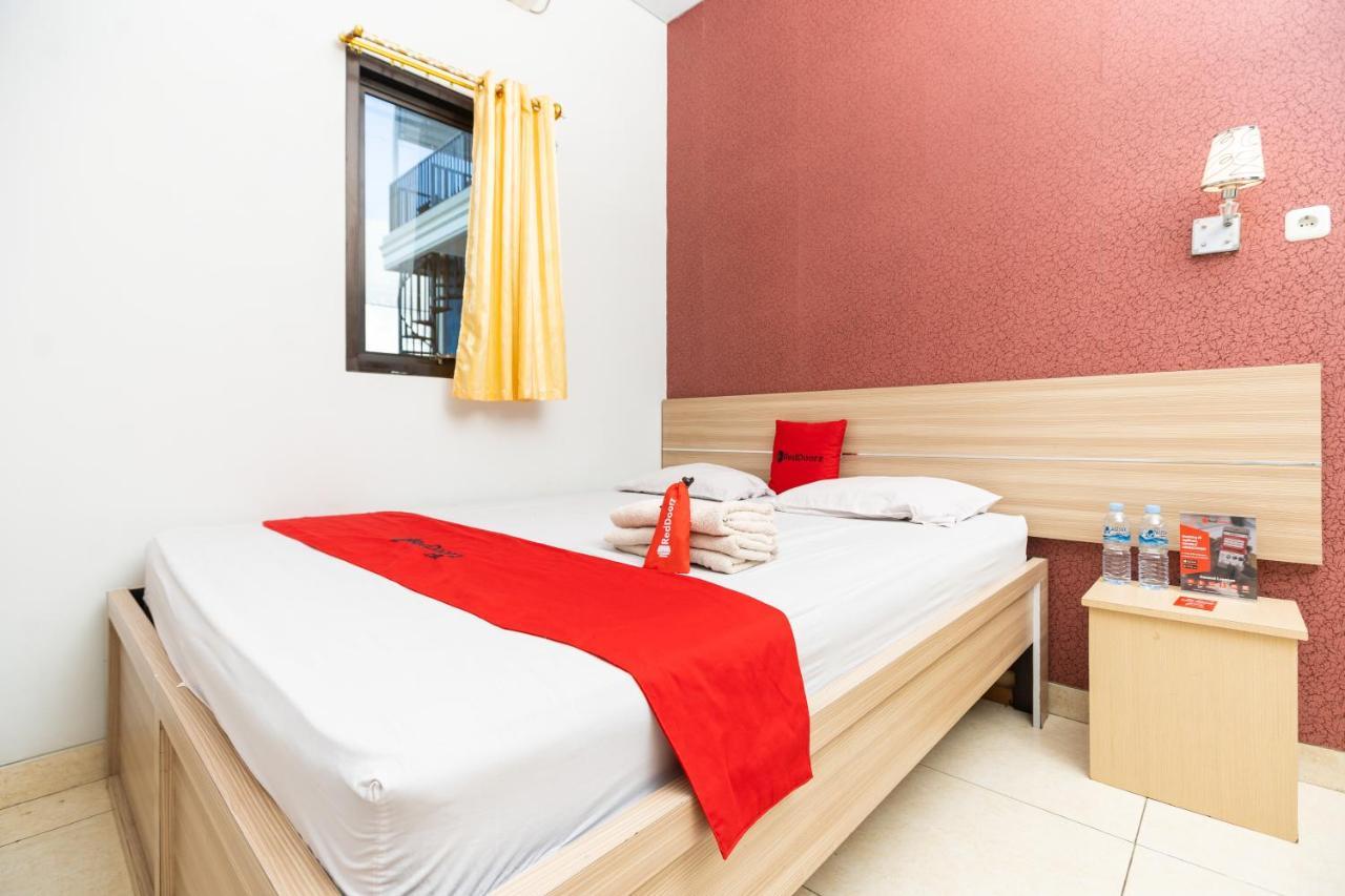 RedDoorz Plus @ Jalan Pumorow Manado Bagian luar foto